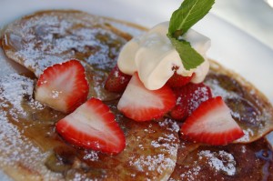 Pancakes_with_strawberries_and_cream