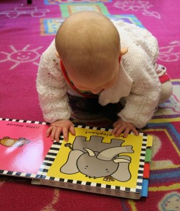 bebé con libro