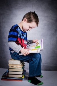 niño con libro